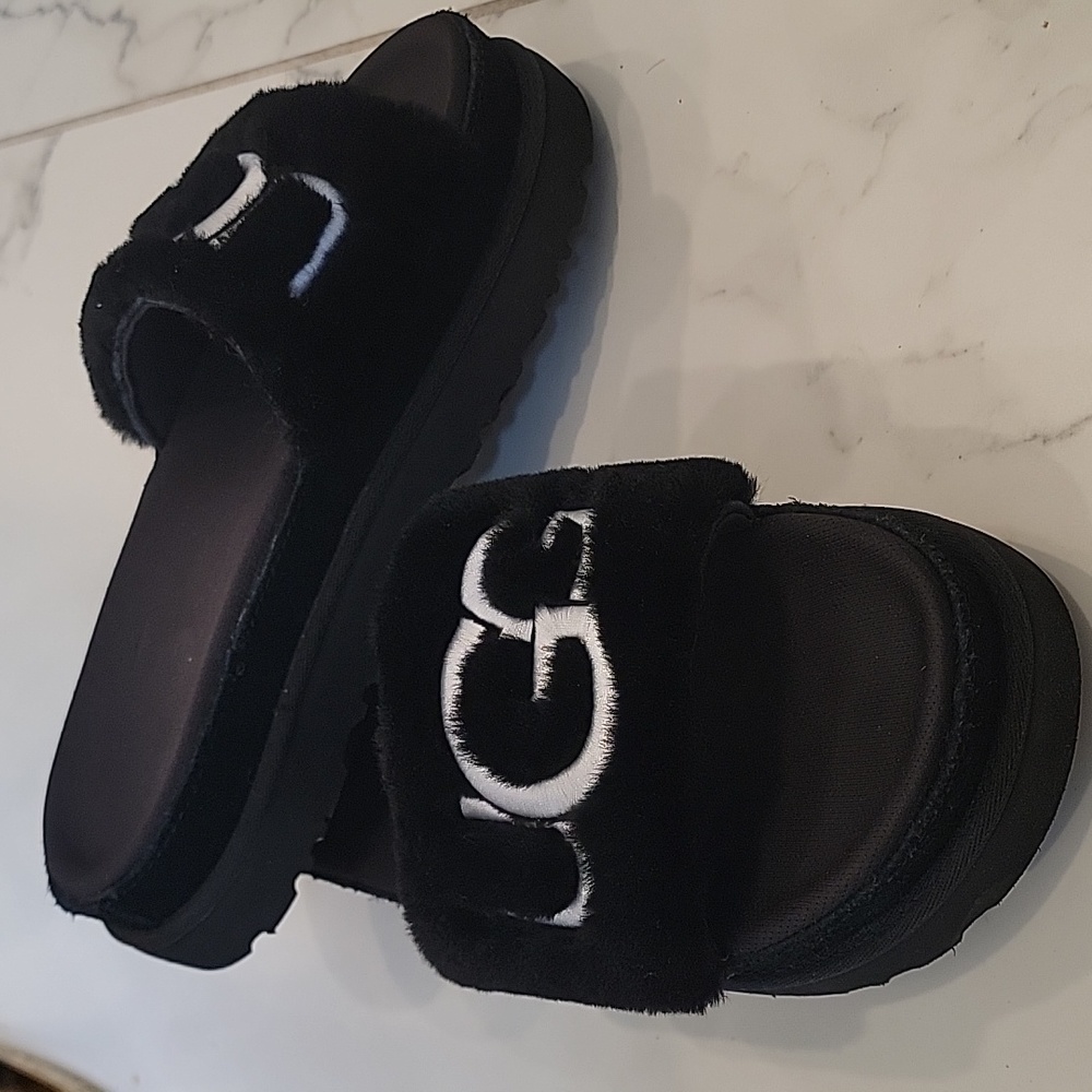 Authentic UGG Slippers Size 8 New